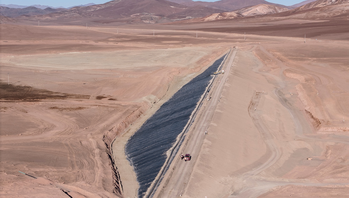 Contempla el incremento de la altura de los muros de contención en 5 metros, para extender la vida útil del depósito por 8 años.