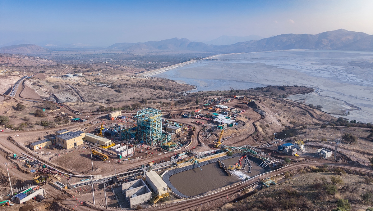 Contempla la construcción de obras de drenaje al pie del muro de arenas, claves para la estabilidad sísmica del depósito.