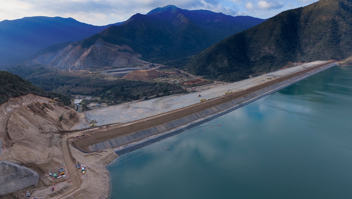 Se amplían las obras hidráulicas de manejo de aguas: Torre de Evacuación (operacional) y Vertedero Morning Glory (emergencia).