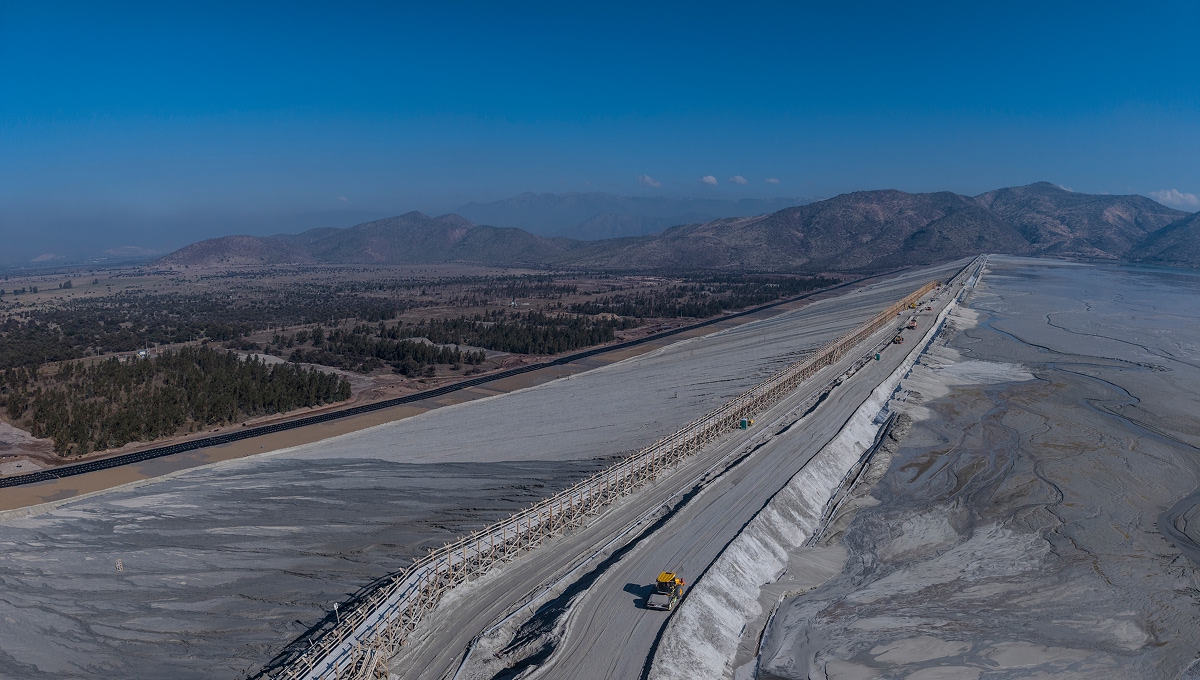 Además, incluye la construcción de una nueva planta de hidrociclones, que permitirá la operación del tranque durante toda su vida útil.