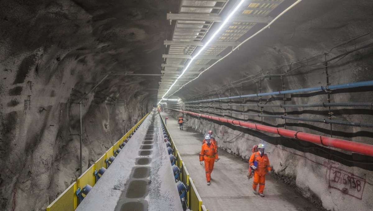 Se construyó un sistema de extracción de aire que incluye un pique de 900 metros de profundidad.